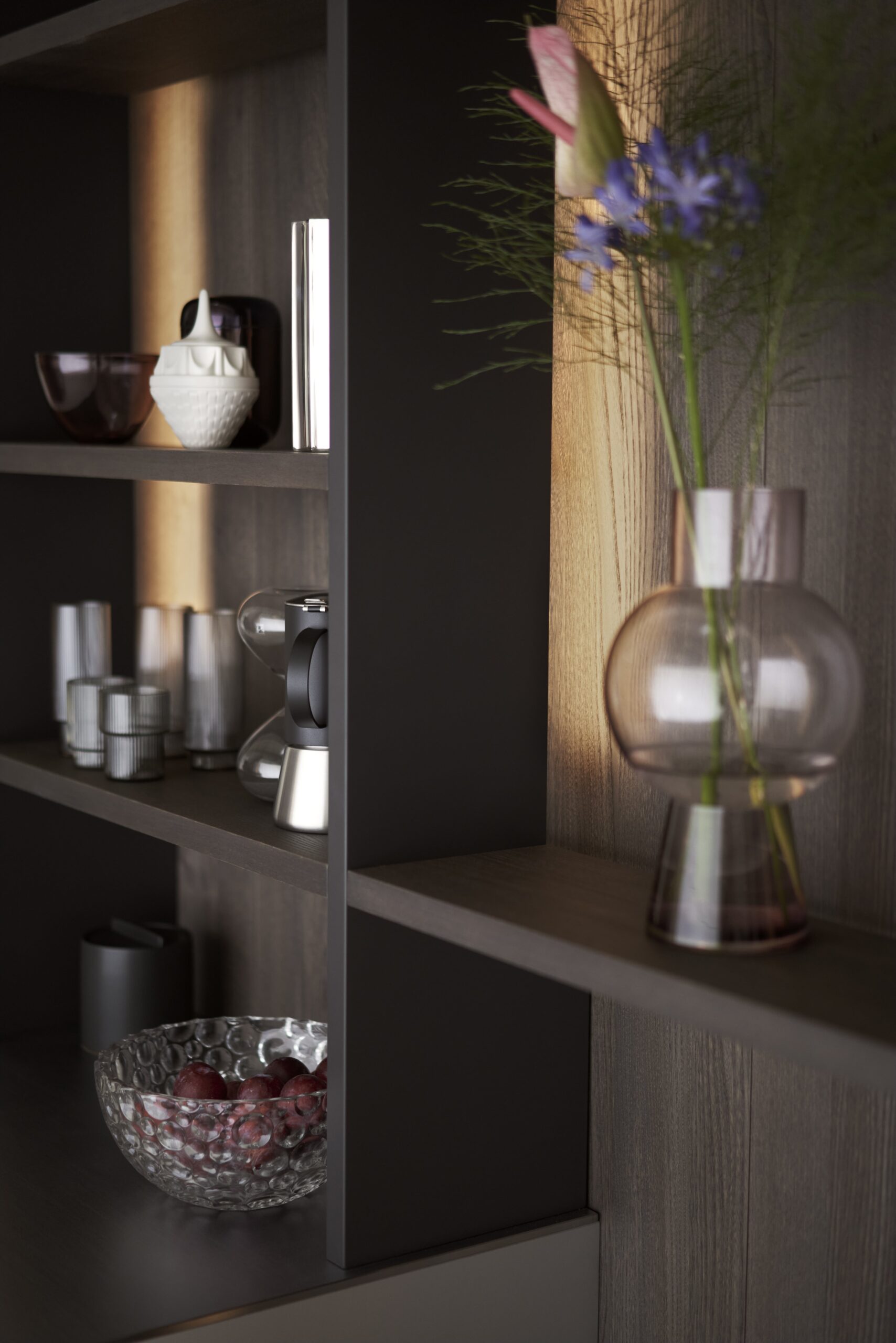 Detail eines offenen Regalsystems mit Abstand zur Wand und indirekter LED-Beleuchtung