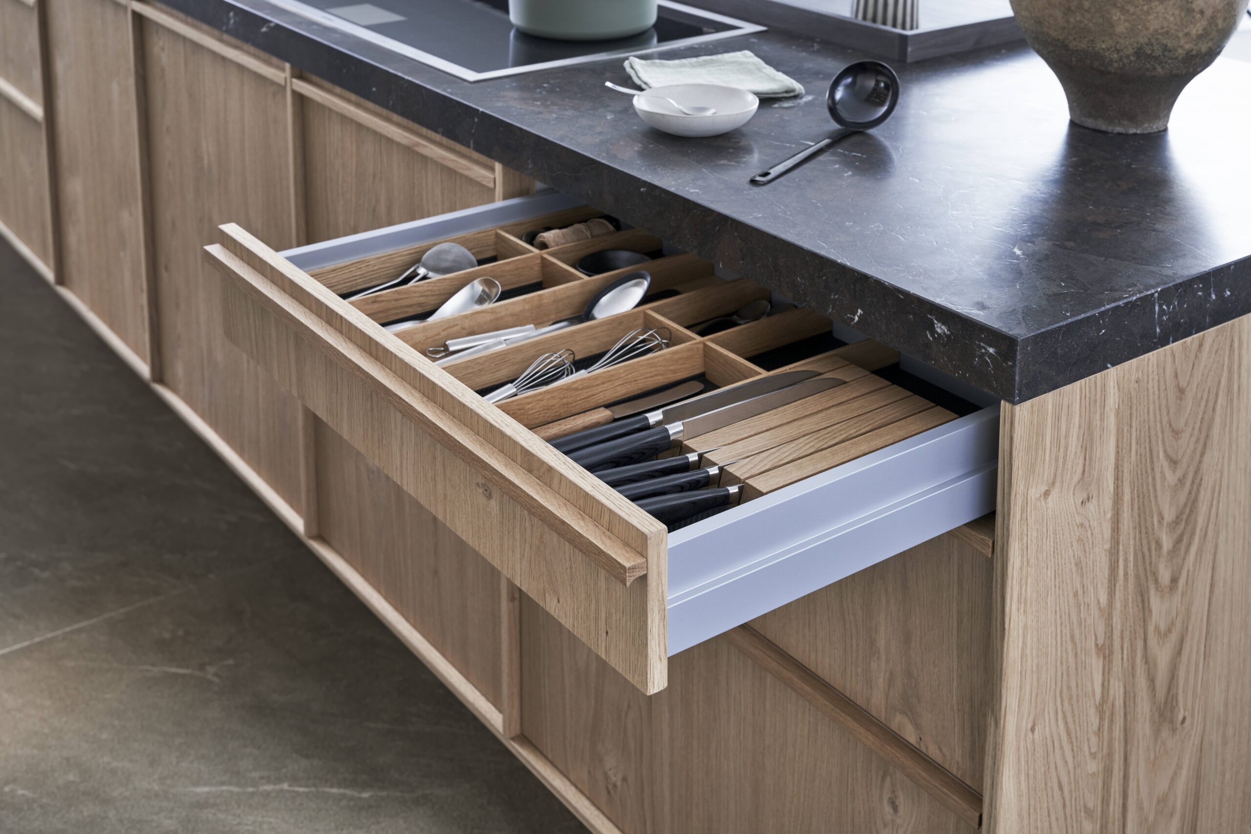 Moderne Designküche TOKYO mit Holzfronten und klarer Linienführung