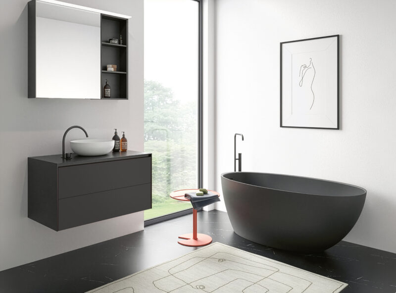 Modernes Badezimmer mit ovaler freistehender Badewanne, rundem Waschtisch und organischen Formen